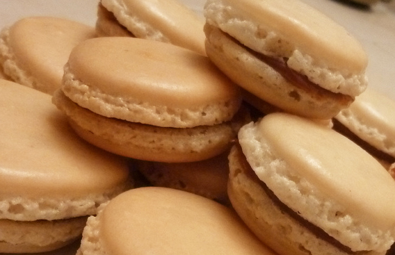 Mandel-Macarons mit weißer Schokoladen-Füllung