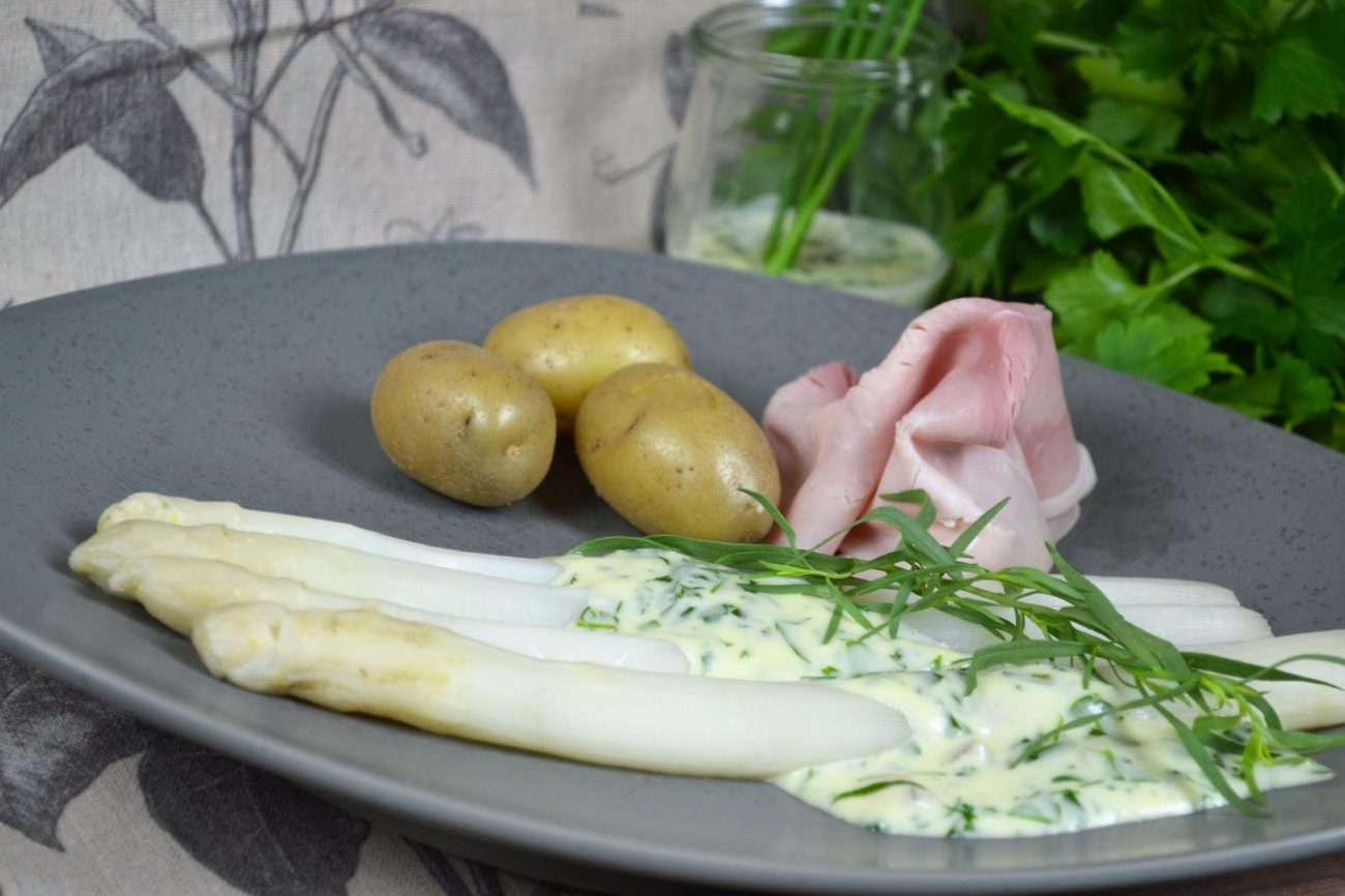 Spargel mit Kaiser-Karls-Kräuter-Sauce