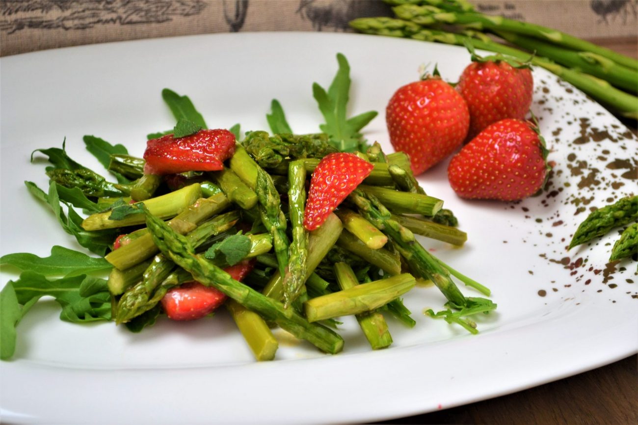 Spargelsalat mit Erdbeeren