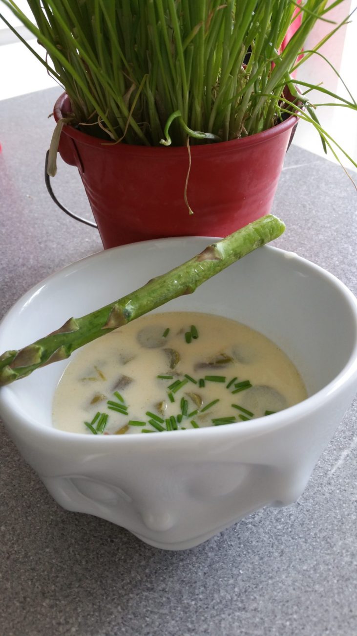 Spargelsuppe mit Eierlikör