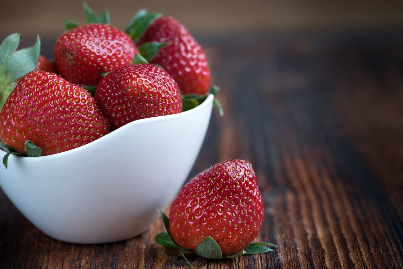 Erdbeeren: Kelchblätter nach dem Waschen entfernen