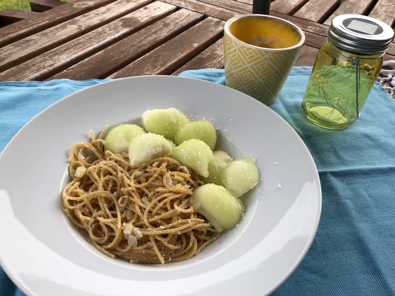 Gebratene Nudeln mit Melonenkugeln