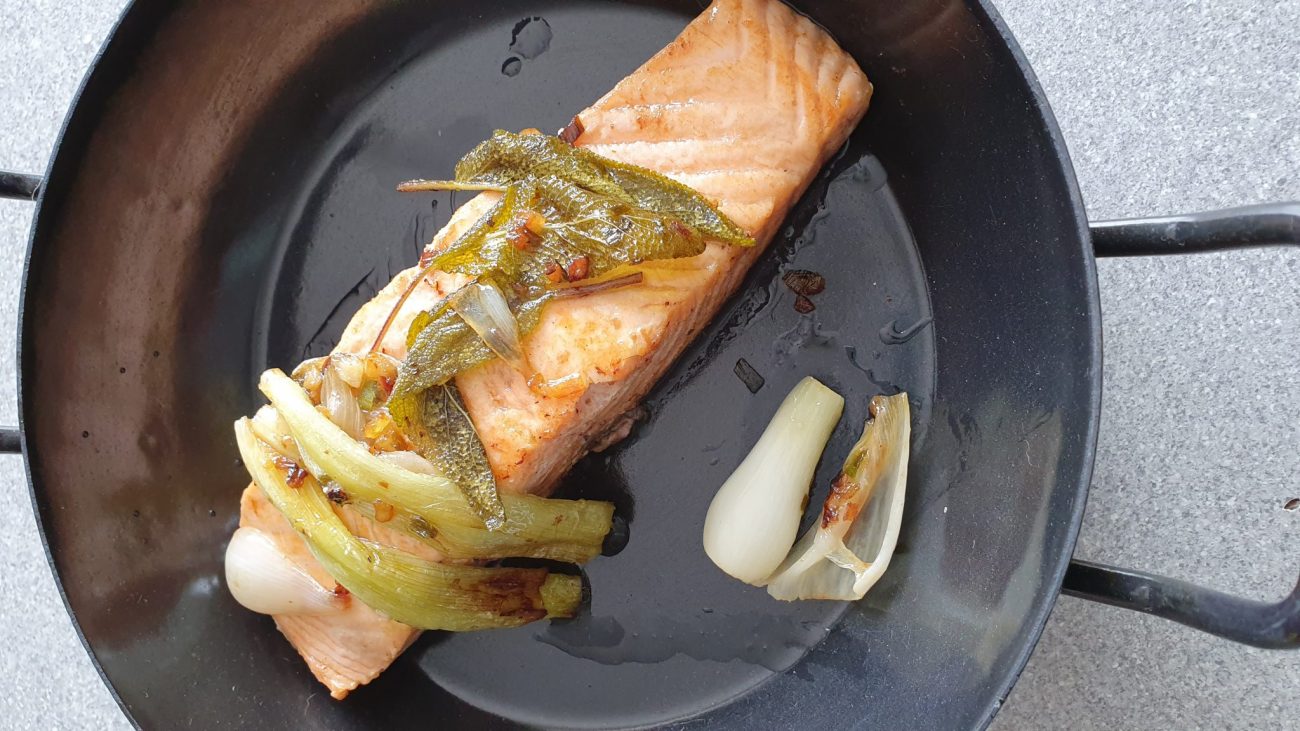 Lachsfilet mit Salbeiblättern