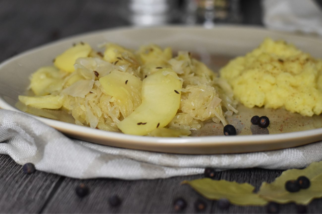 Sauerkraut mit Apfelschnitzen