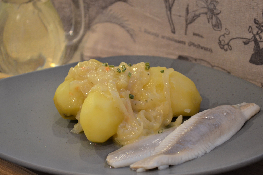 Kartoffeln mit Zwiebelsoße und Heringen