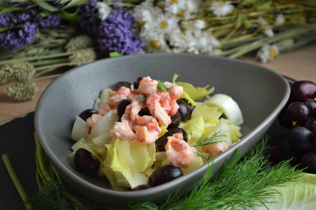 Fruchtiger Chicorée-Salat mit Flusskrebsen