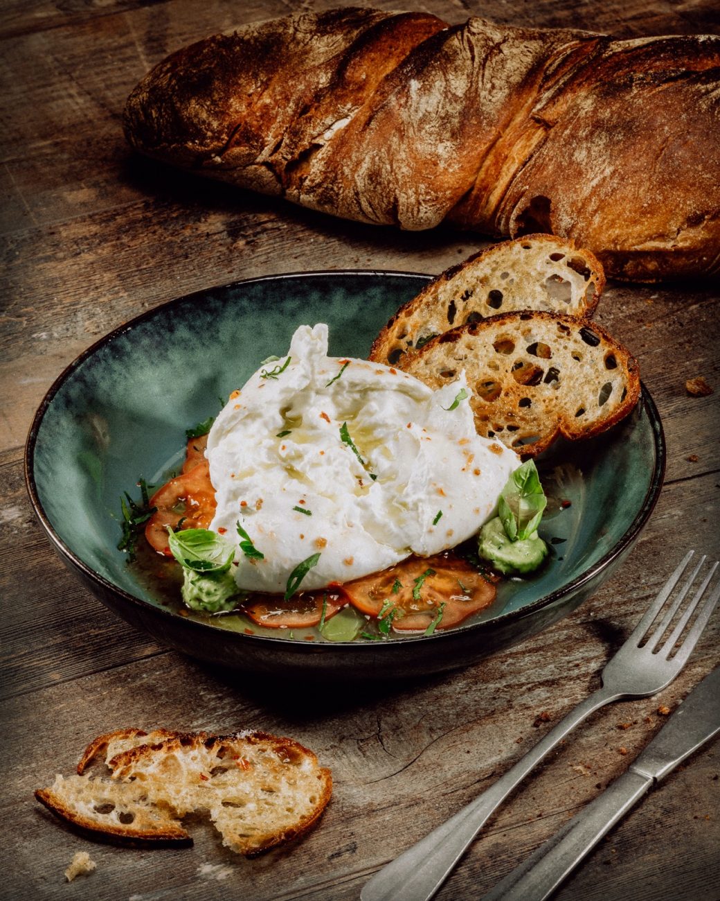 Burrata auf Carpaccio aus Tomaten mit krossem Brotchip