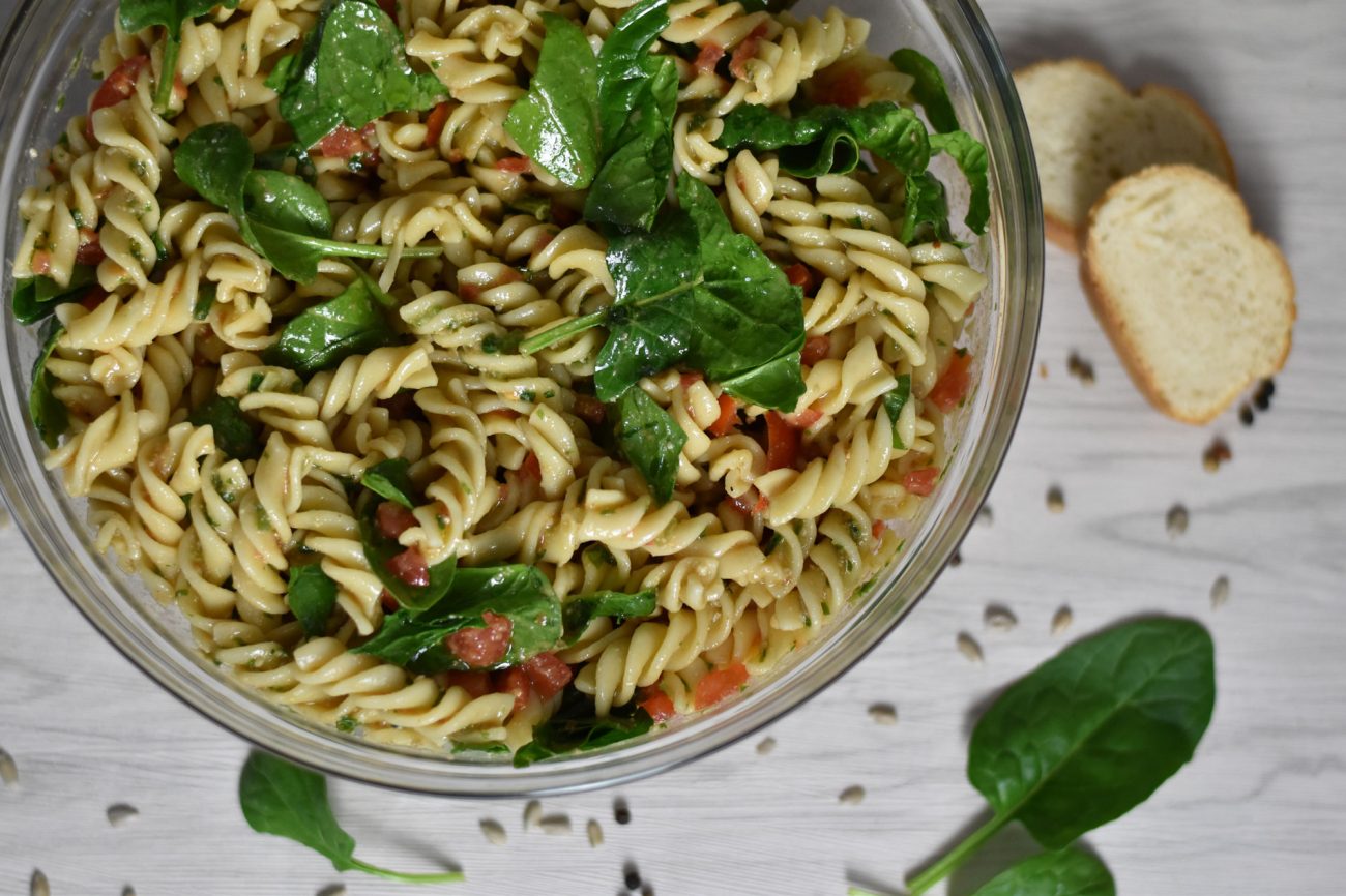 Nudelsalat mit Basilikum-Pesto