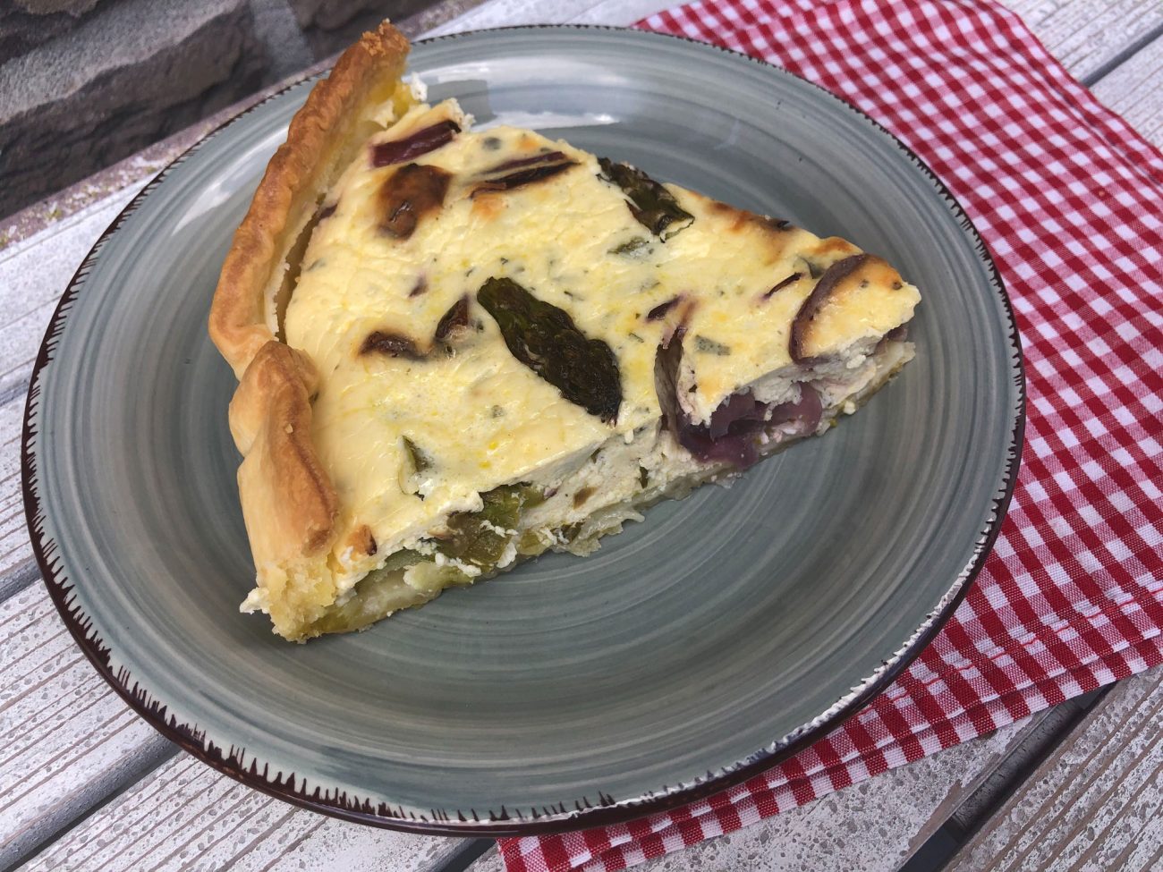 Quiche mit grünem Spargel