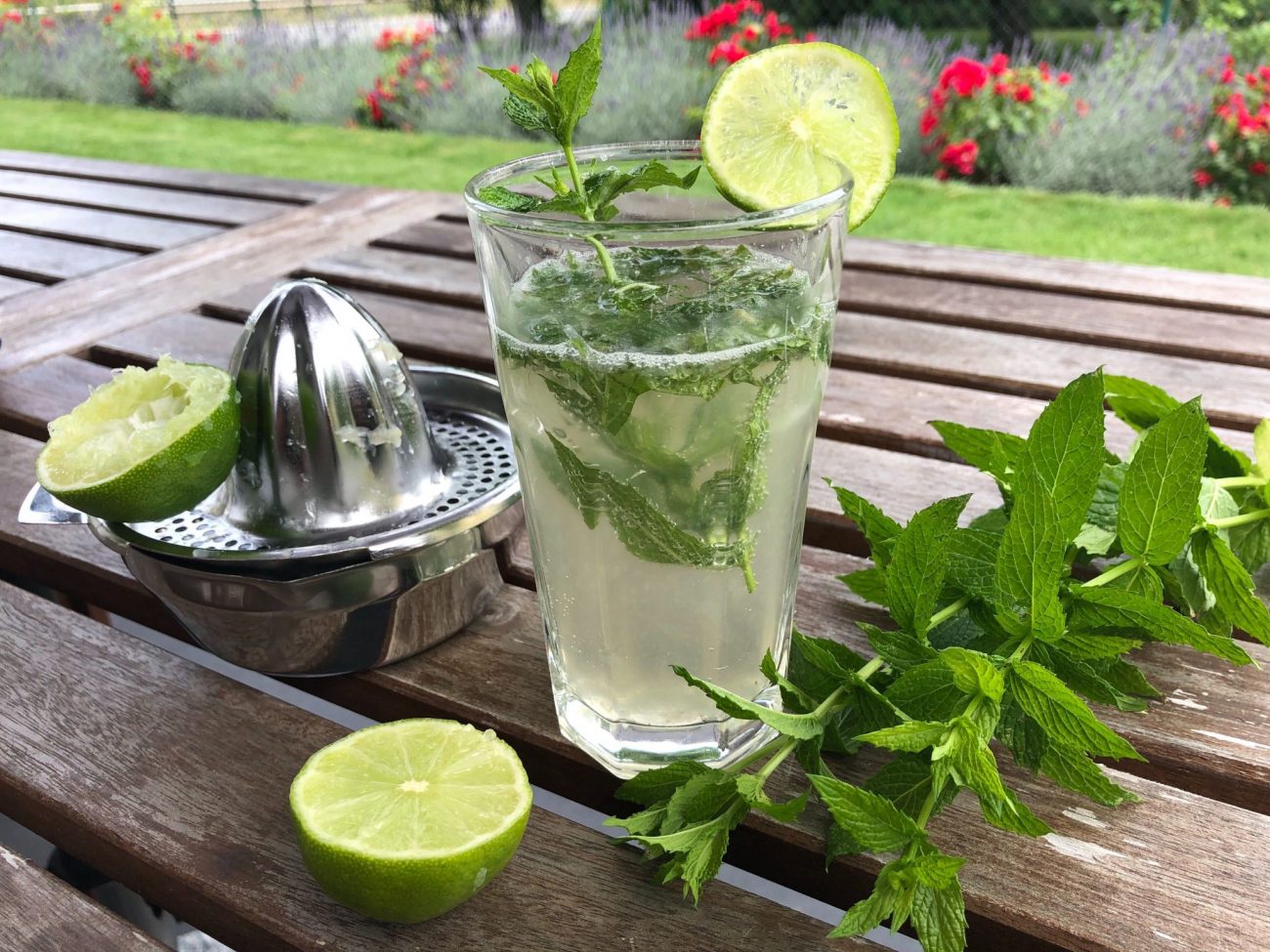 Limonade mit Limetten und Minze