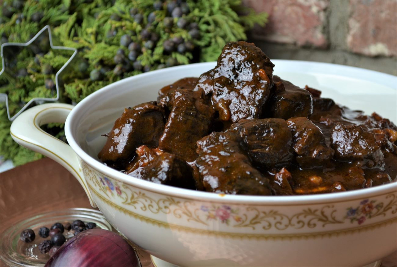 Hirschgulasch mit Wacholderbeeren