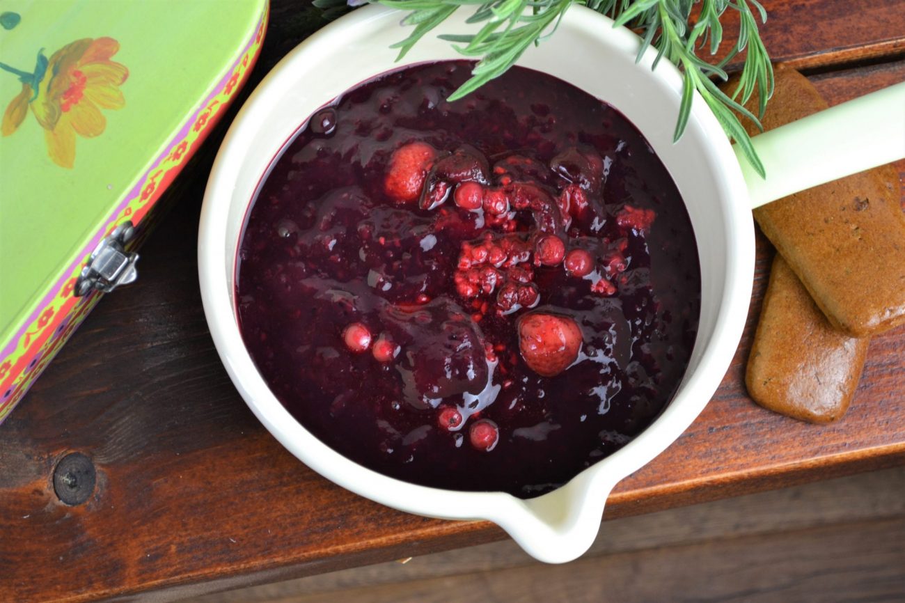 Rote Grütze mit Printengewürz