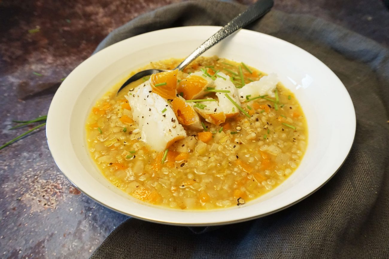 Graupensuppe mit Räucherfisch