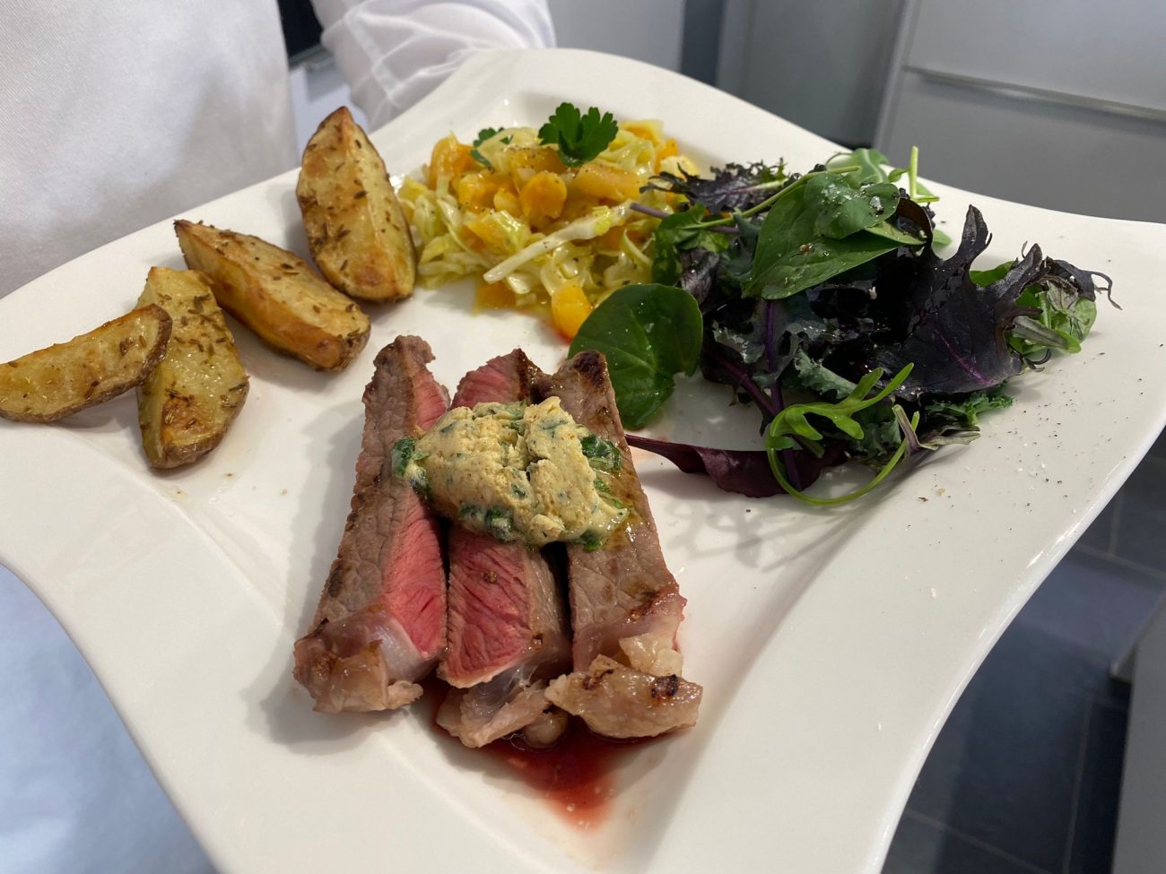 Steak Sous-Vide mit Kräuterbutter und Spitzkohl