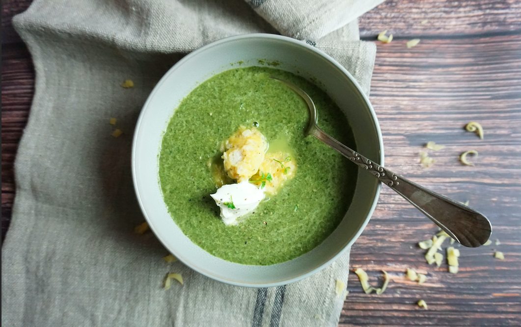 Spinatrahmsuppe mit Käsenocken