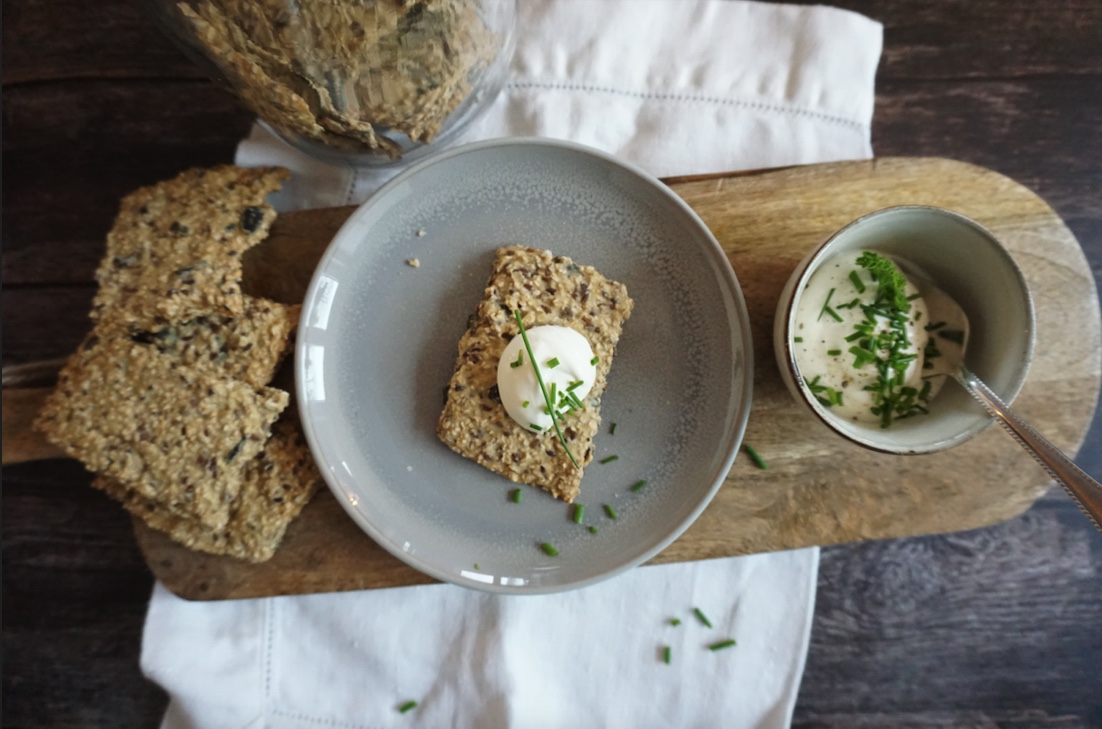 Knäckebrot mit Kräuterdip