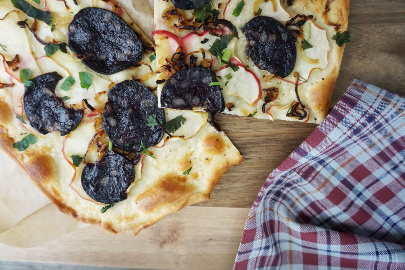 Flammkuchen mit Apfel, Blutwurst und Zwiebeln