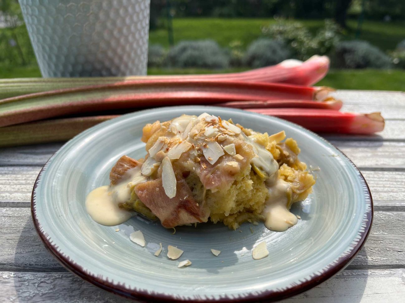 Rhabarber mit Mandelpudding und Vanillesoße