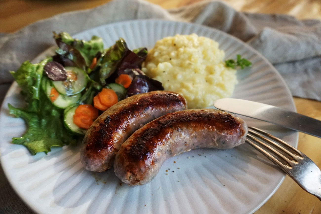 Selbstgemachte Bratwurst mit Mangold und Rotwein