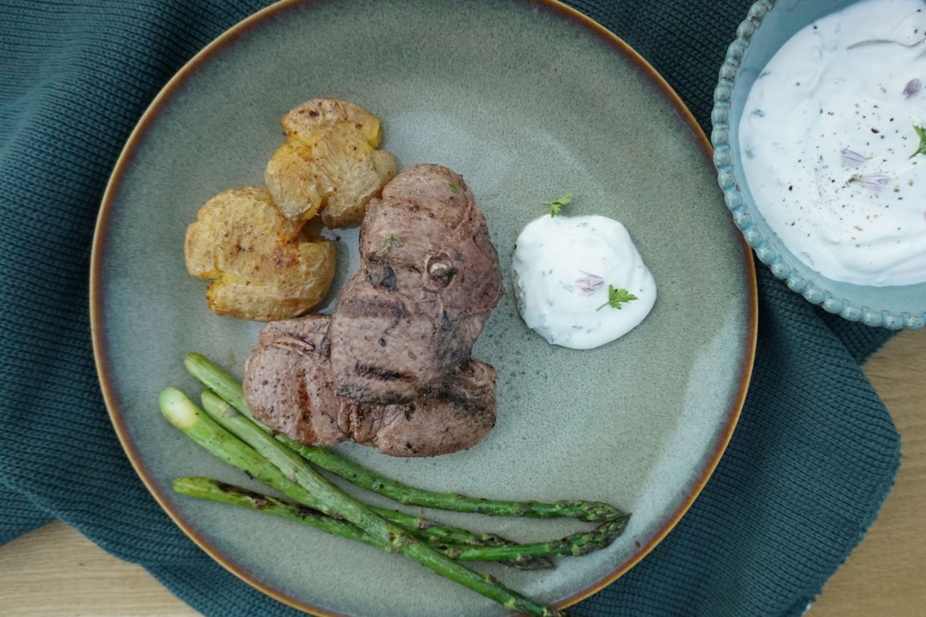 Marinierte Lammkoteletts mit Kräuterjoghurt