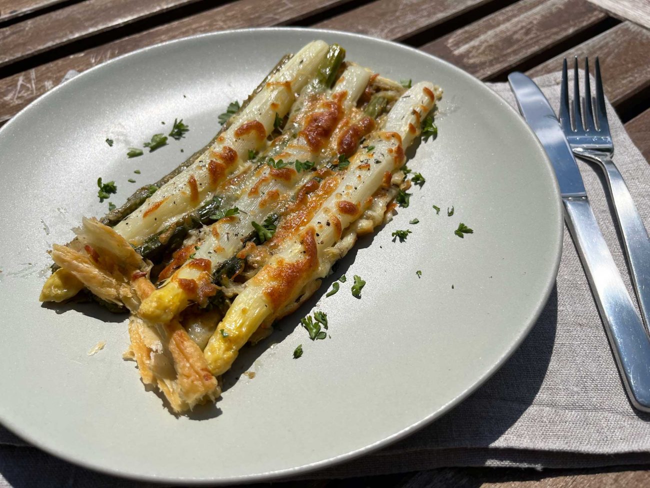 Spargelkuchen mit Oliven-Sardellen-Paste