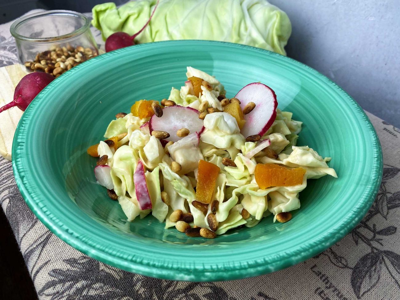 Spitzkohlsalat mit Aprikosen und Radieschen