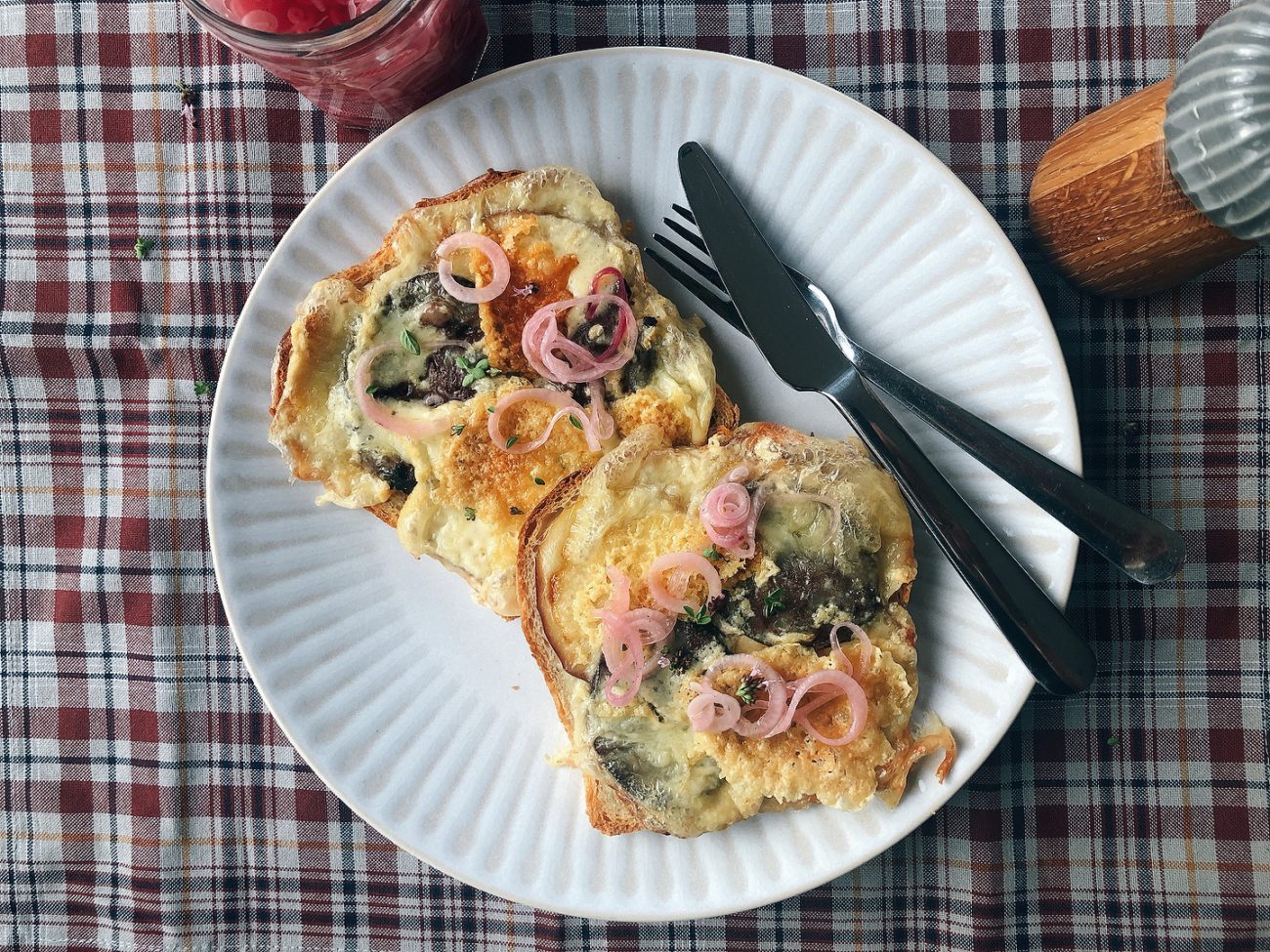 Oecher Toast mit gepickelten Zwiebeln