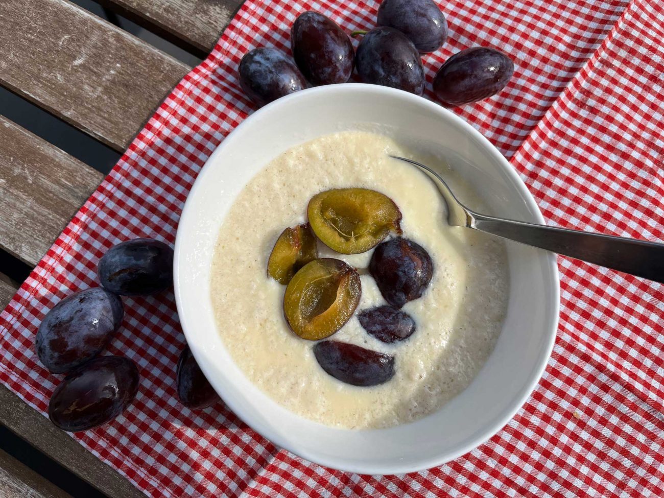 Buttermilchsuppe mit Pflaumen