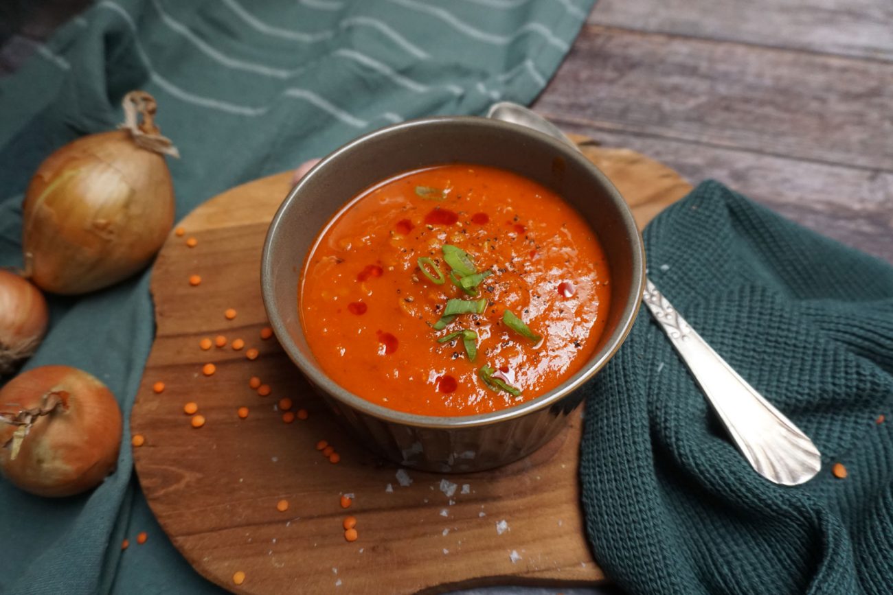 Rote Linsensuppe mit gerösteter Paprika