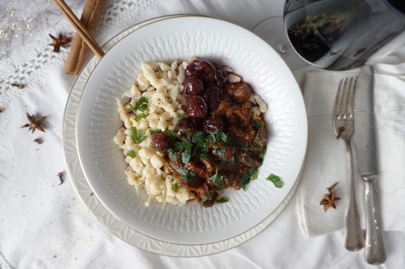 Hirschragout mit Kirschen im Gewürzsud