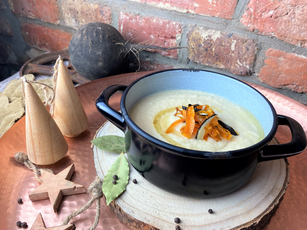 Suppe vom schwarzen Rettich mit Gemüsechips