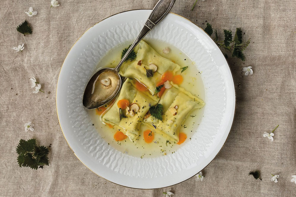 Brennnessel-Ravioli in Brühe