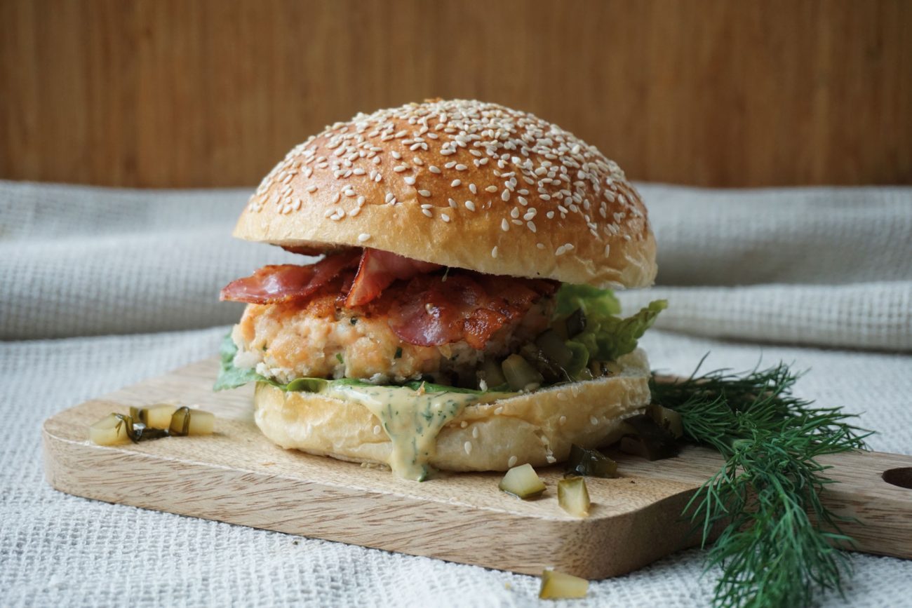 Lachs-Burger mit süß-sauren Gurkenpickles