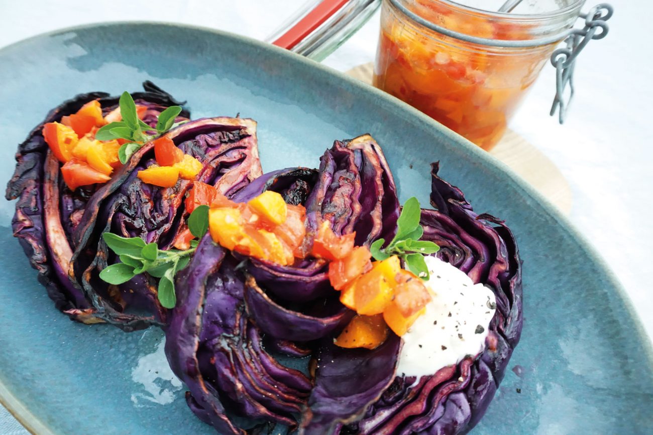 Gegrillter Rotkohl mit Aprikosen-Tomaten-Salsa