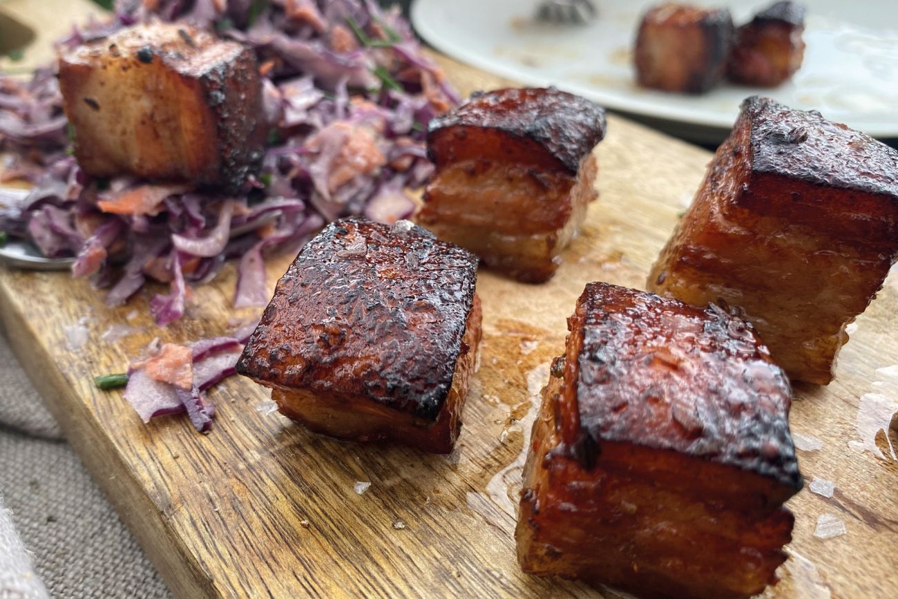 Gegrillter Sous-vide Schweinebauch mit buntem Krautsalat