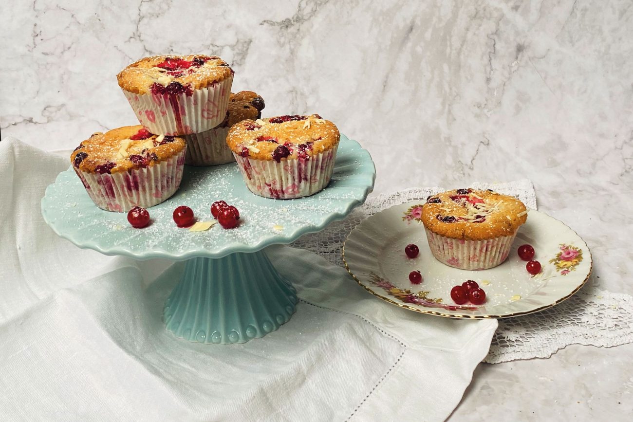 Johannisbeer-Muffins mit weißer Schokolade