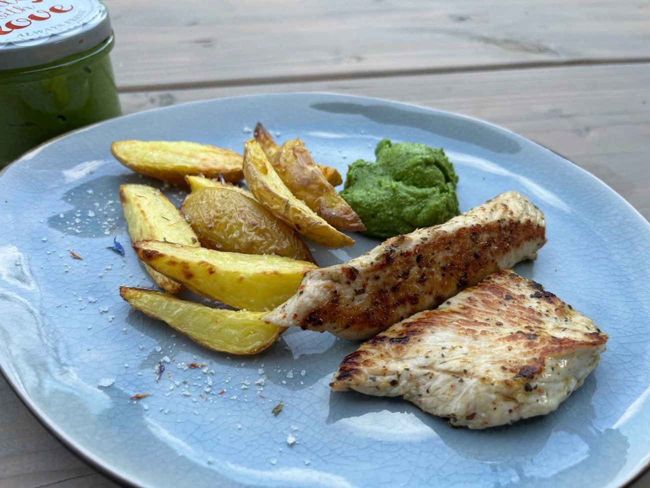 Putenfleisch mit Ofenkartoffeln und Sauerampfer-Pesto