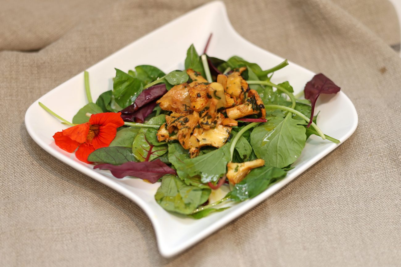 Salat mit Pfifferlingen in Wildkräuteröl