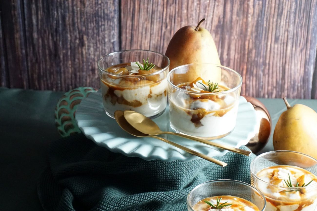 Gewürzjoghurt mit gebratenen Rosmarin-Birnen