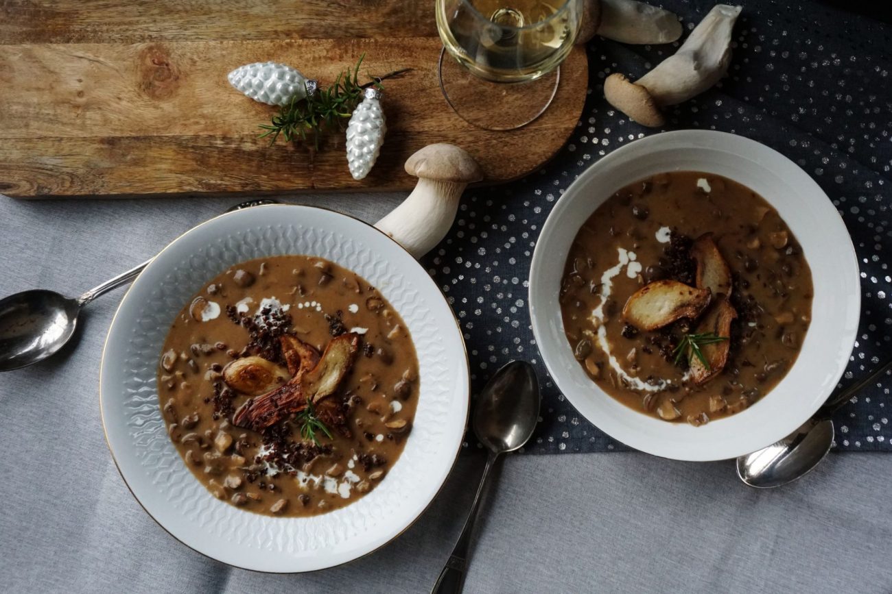 Pilzrahmsuppe mit Pumpernickel-Crunch