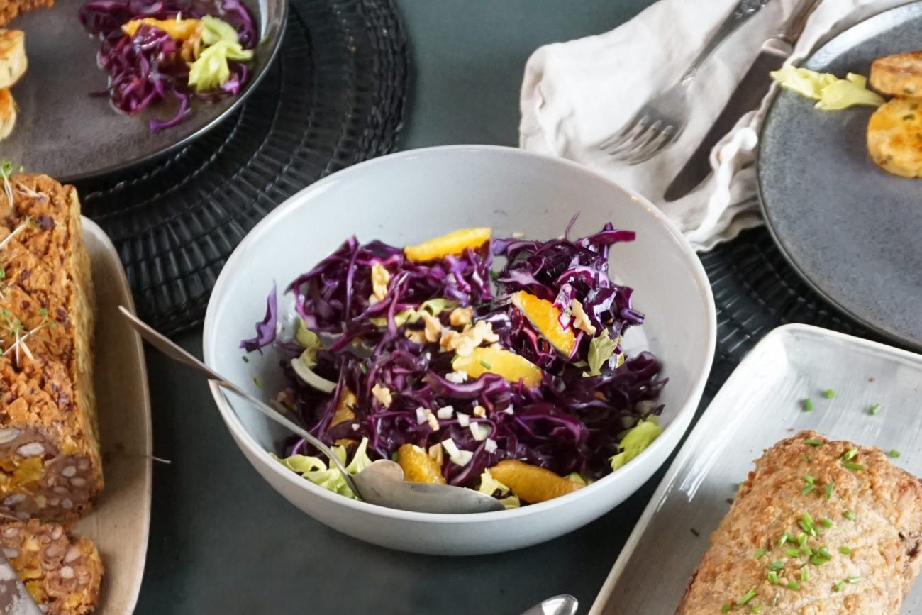 Rotkohlsalat mit Orangen und Walnüssen​​