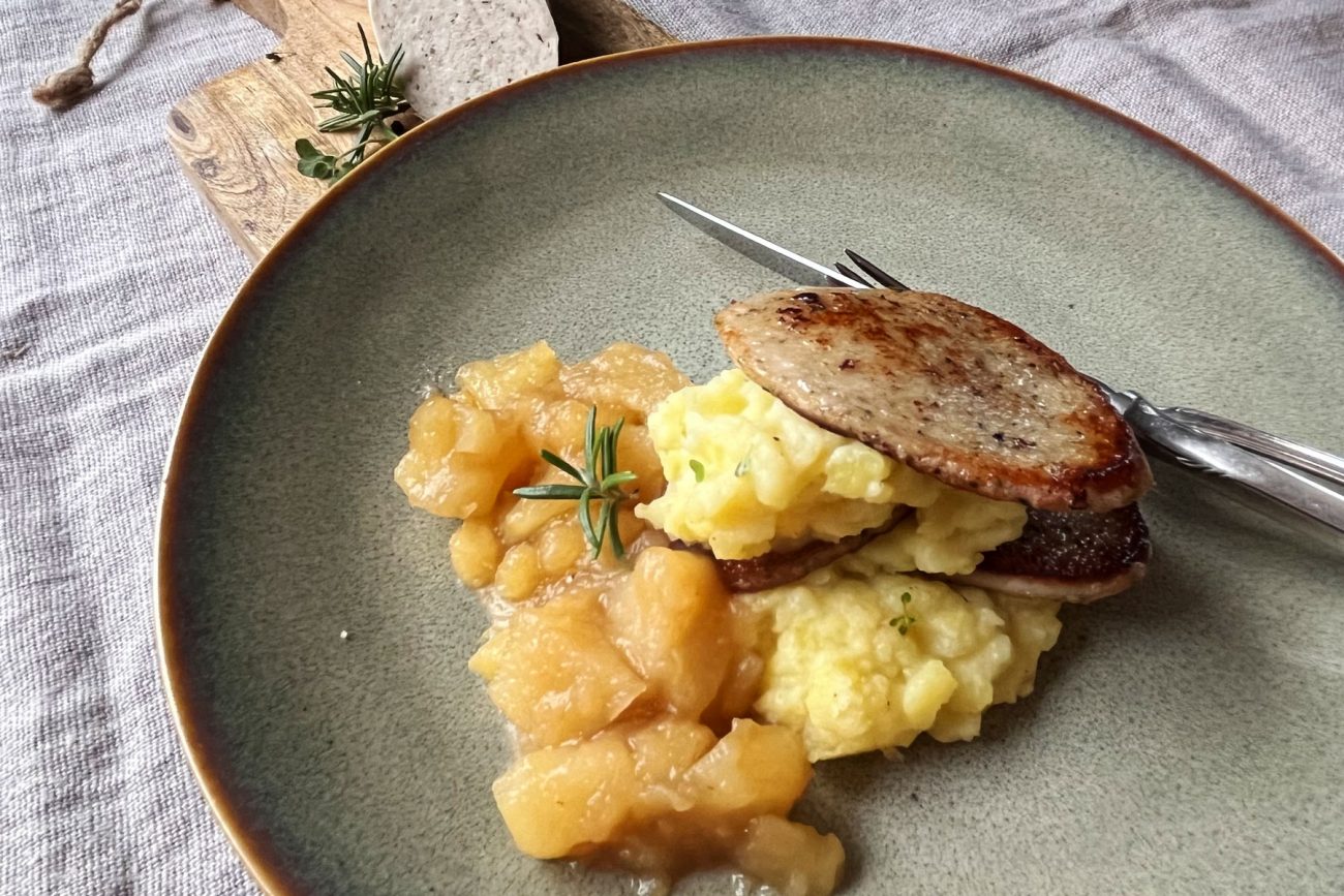 Boudin Blanc mit Majoran-Kartoffelstampf und Apfelkompott