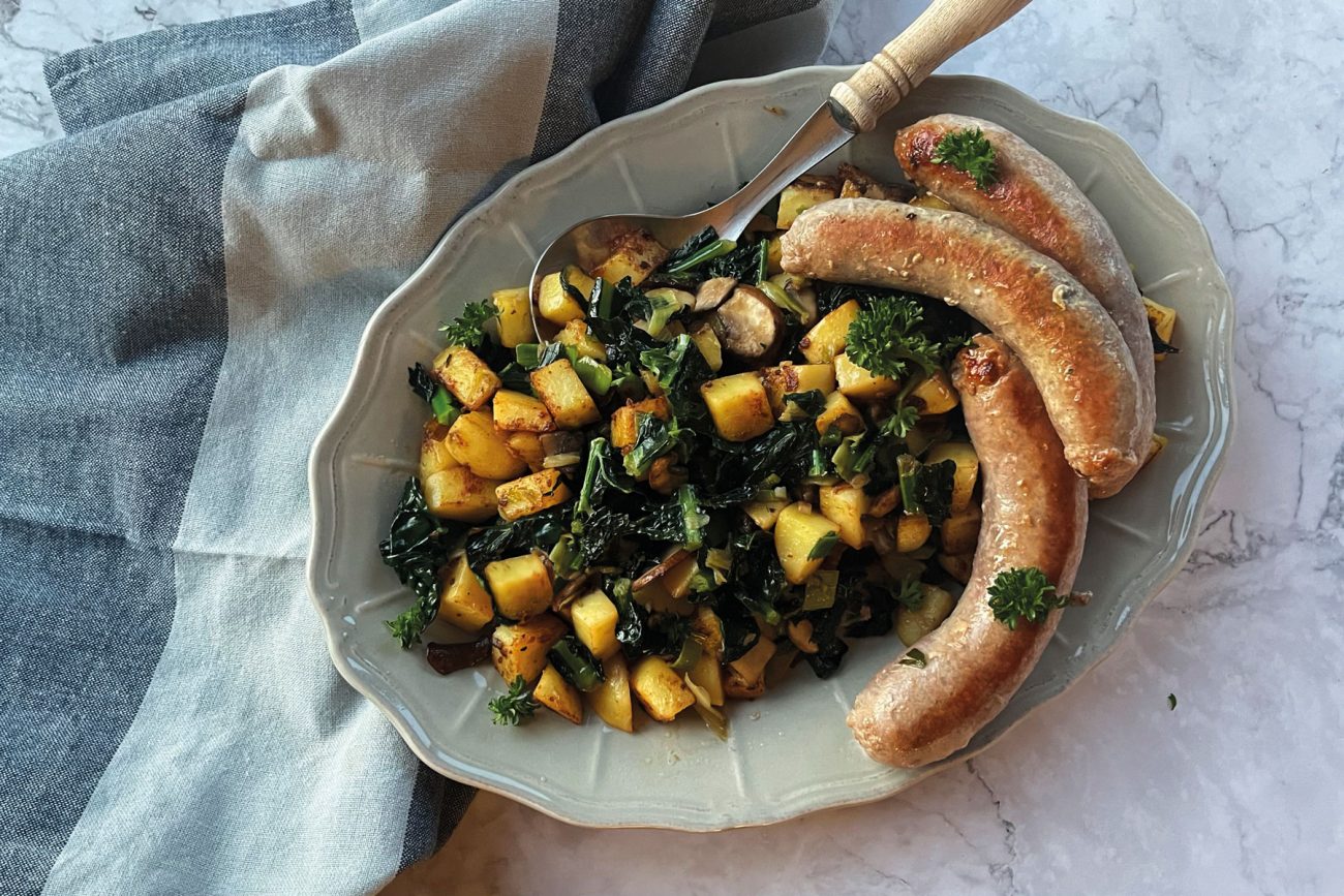 Kohl-Kartoffelpfanne mit Bratwurst