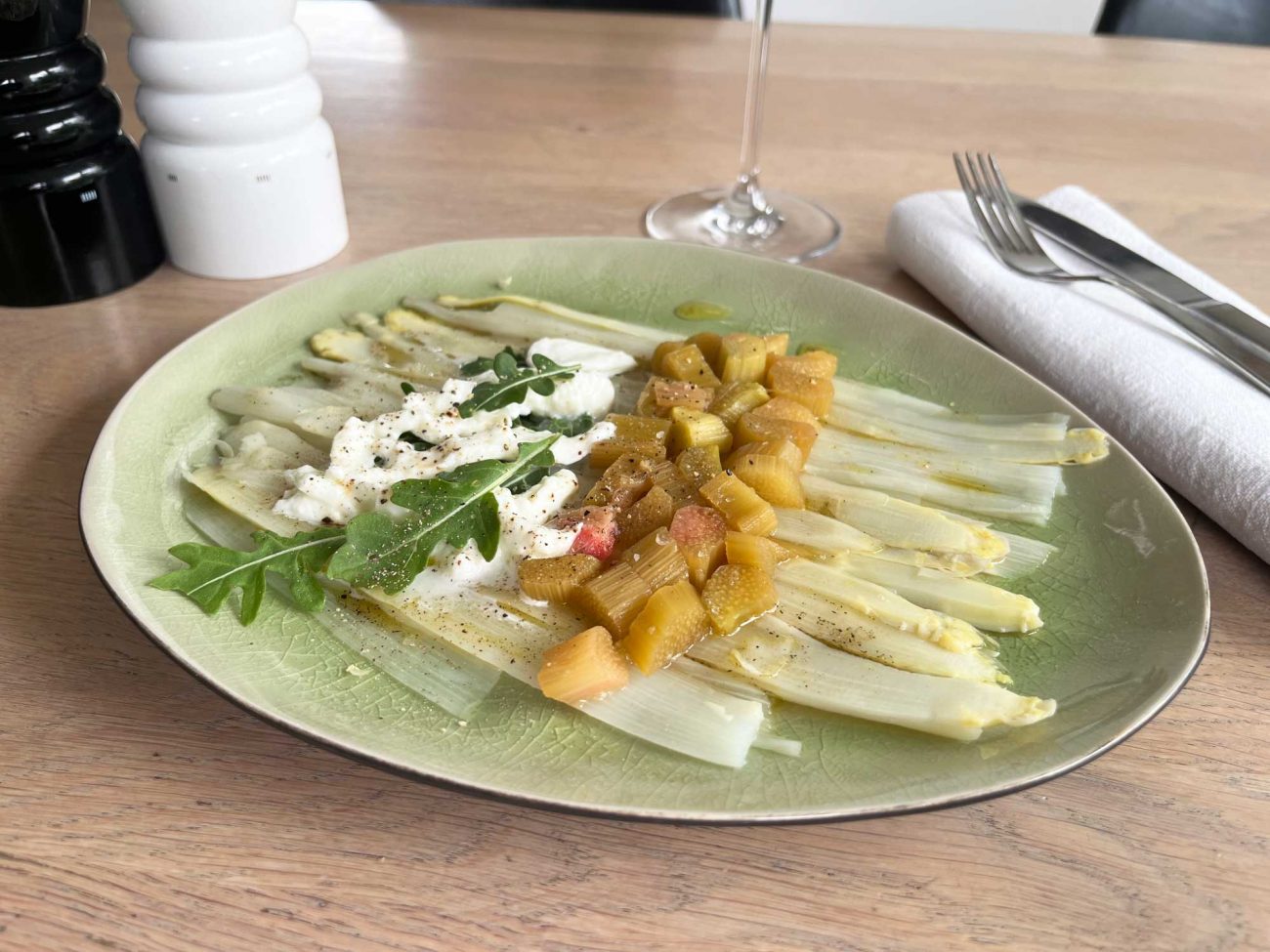 Spargel-Carpaccio mit Rhabarber