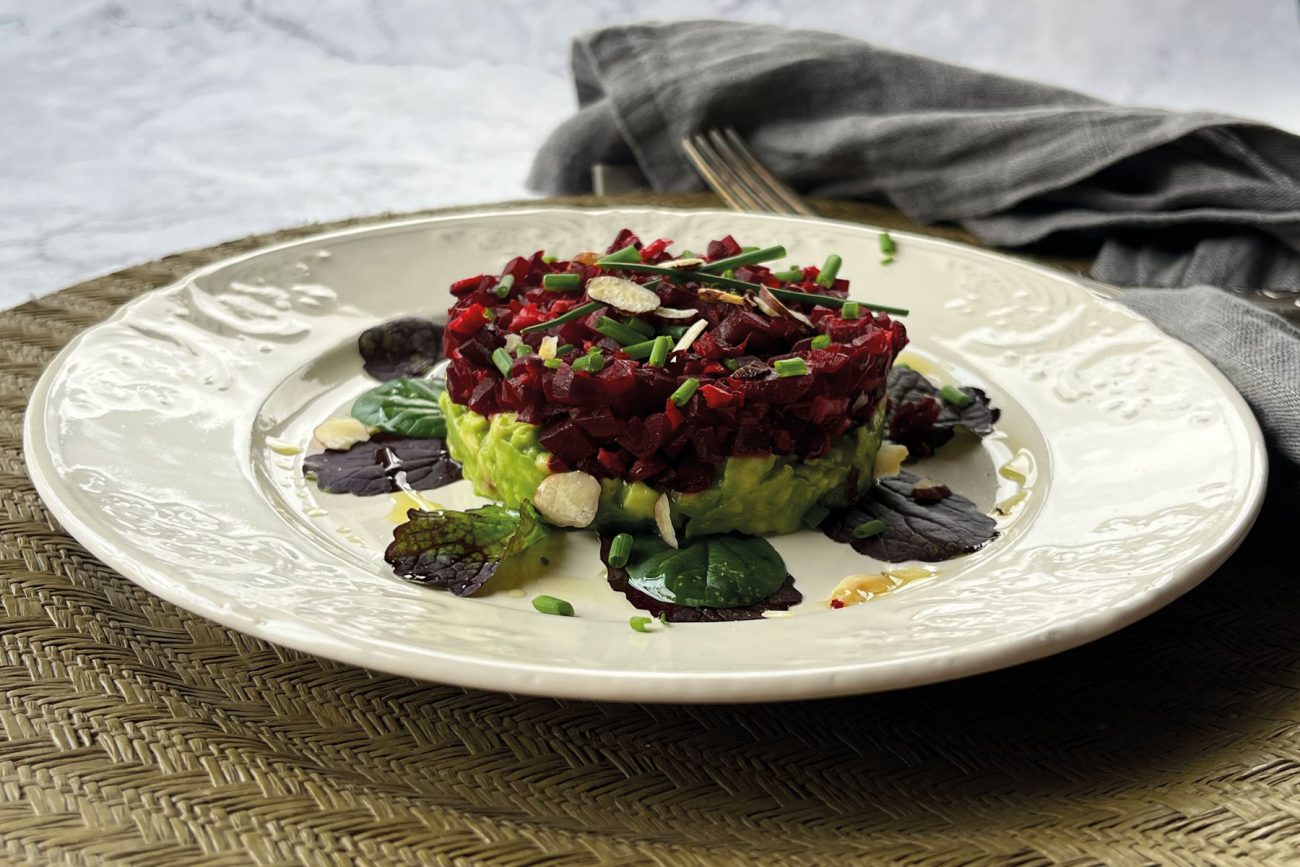 Rote-Bete-Tatar mit Steinpilzen und Avocado