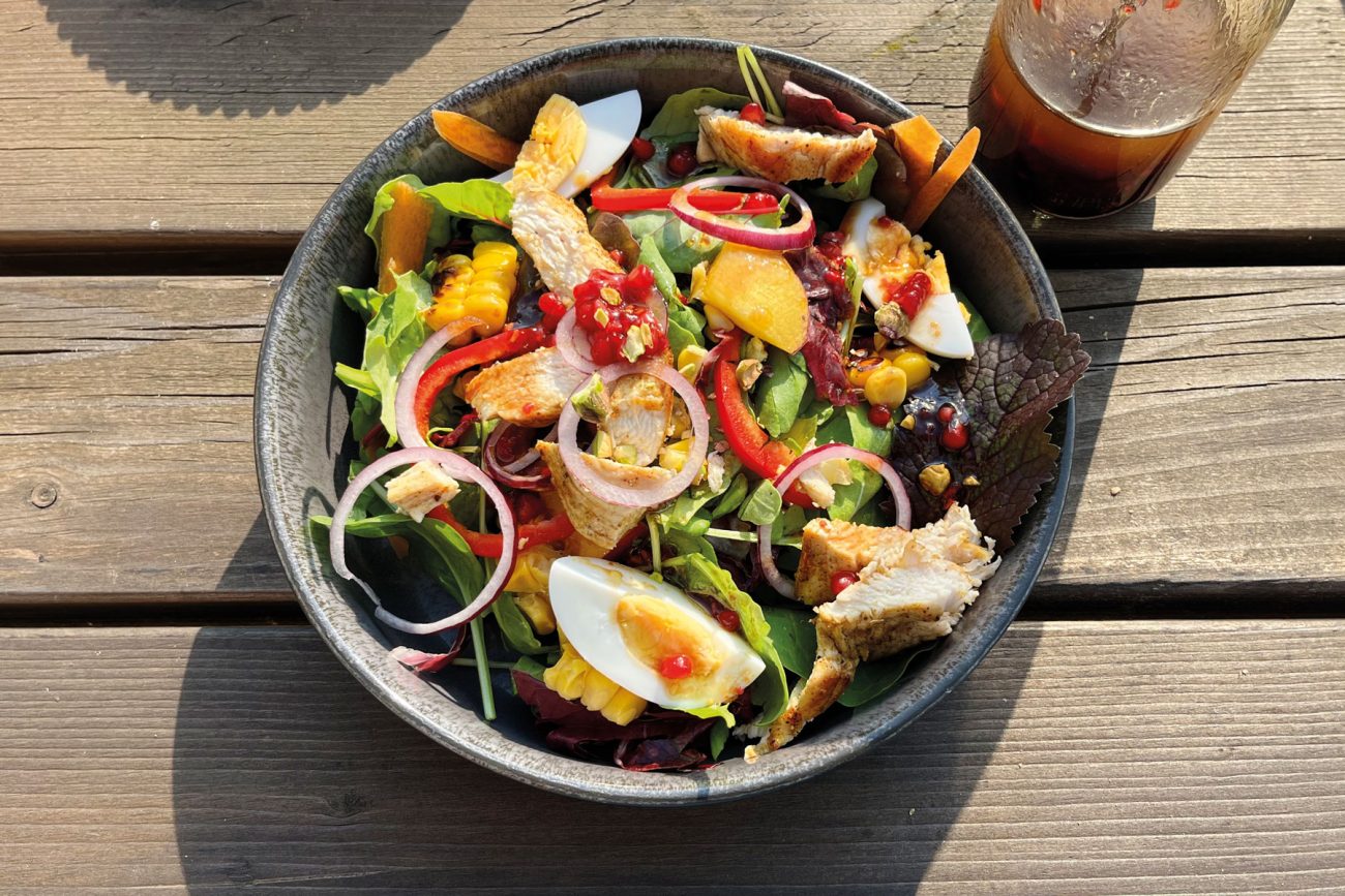 Sommersalat mit Curry-Hühnchen und Himbeerdressing