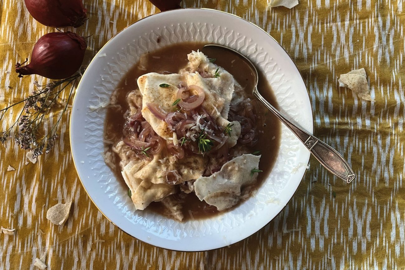 Geschichtete Zwiebelsuppe