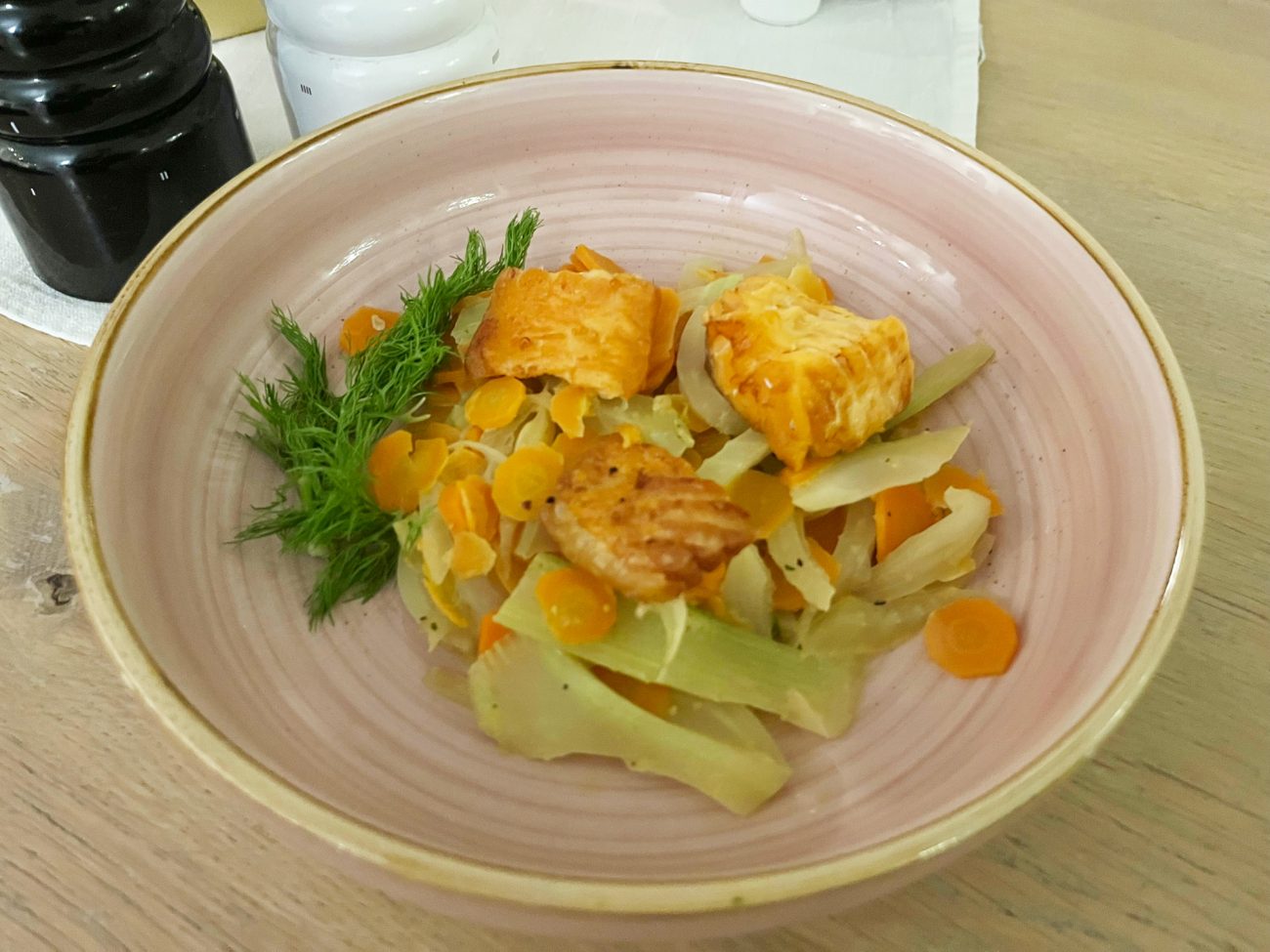 Fenchel-Möhrengemüse mit Lachs