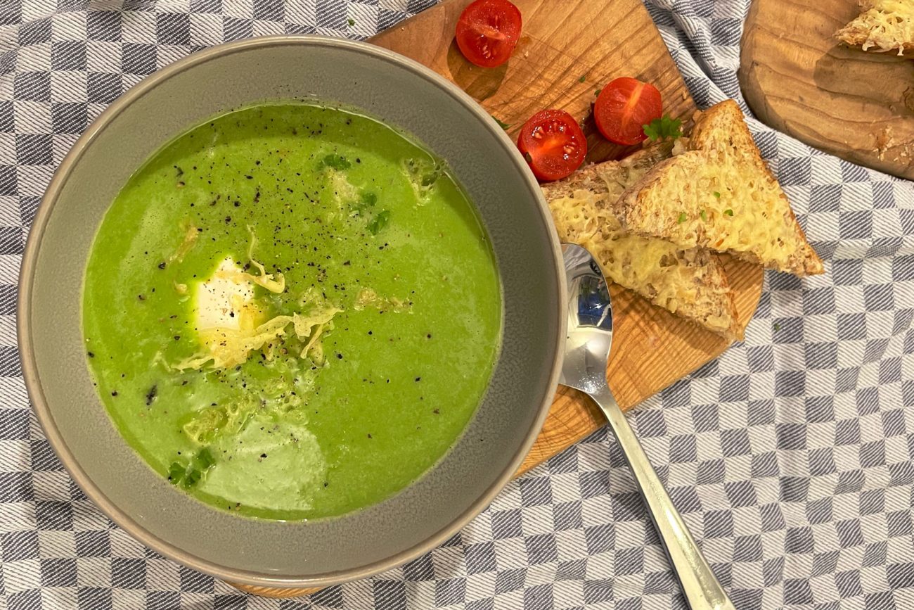 Grüne Erbsensuppe mit überbackenem Käsetoast