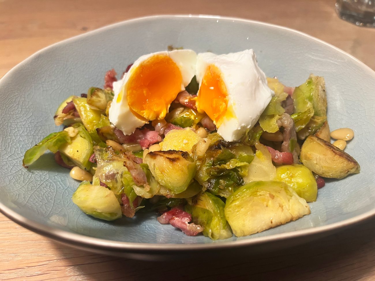 Rosenkohl mit Speck und pochiertem Ei